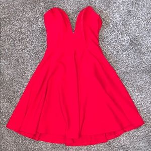 Lulu’s red strapless dress